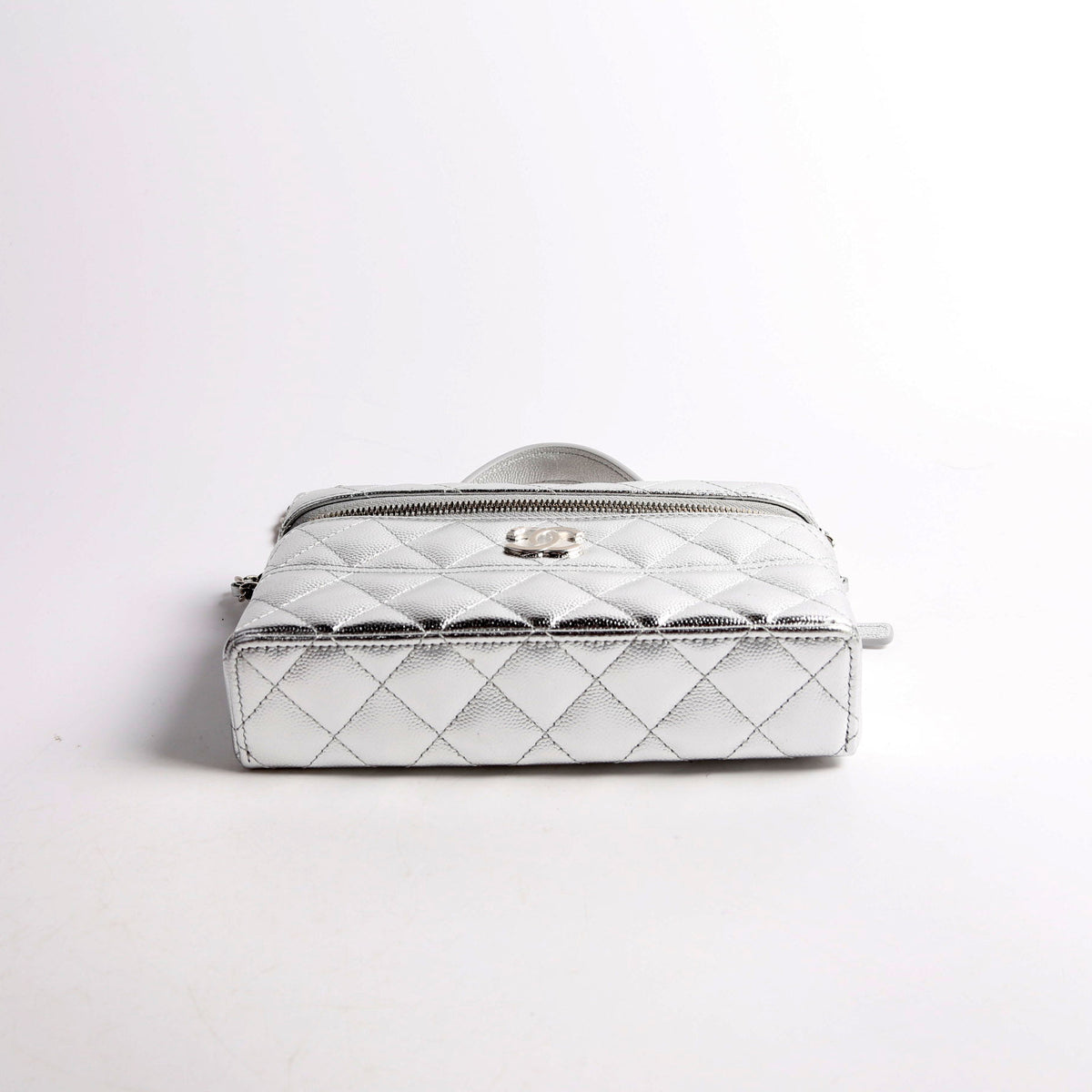 CHANELノベルティ　ケース　シルバー Slim Vanity Case With Chain Metallic Caviar RFID Silver