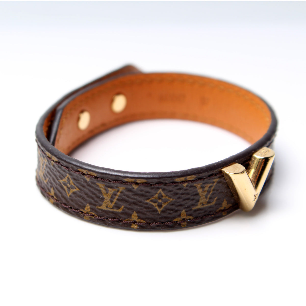 Essential V Monogram Bracelet Size 17 – Keeks Designer Handbags