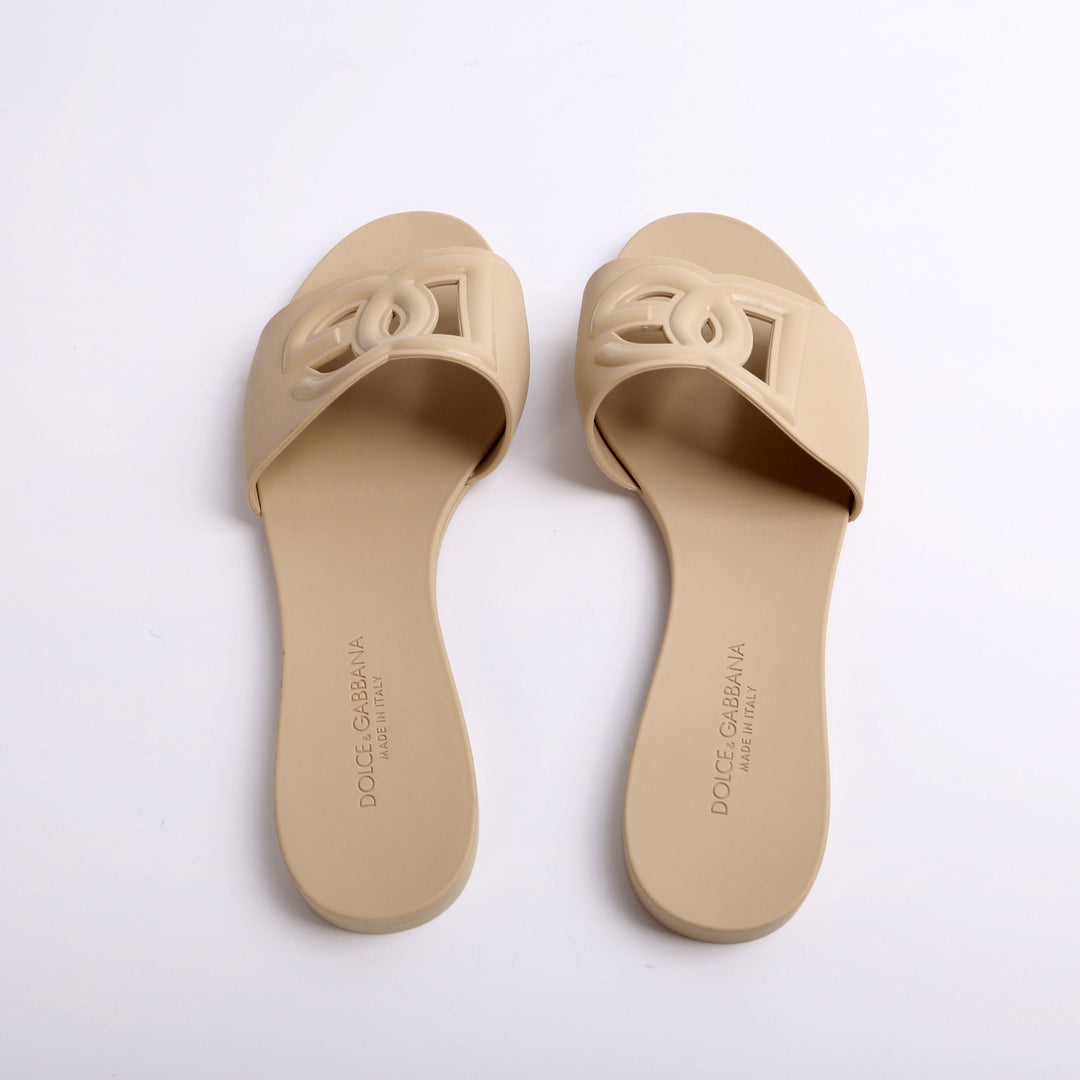 【DOLCE&GABBANA】10mm Rubber flat sandals Dolce & Gabbana 10mm Rubber Flat Slide Sandals In Beige