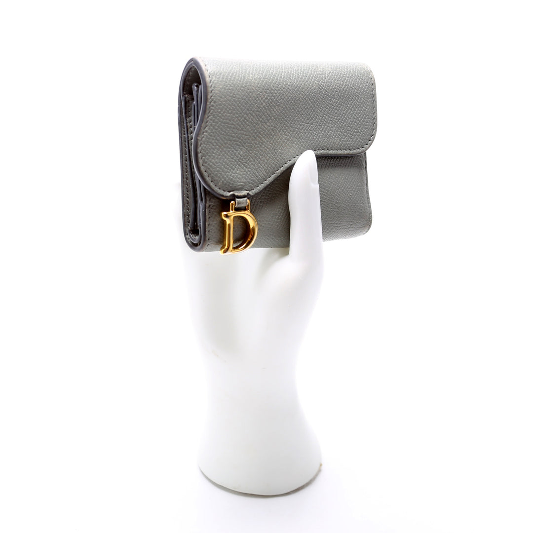 DIOR SADDLE ロータスウォレット グレー Dior Saddle Lotus Wallet - Luxe Du Jour