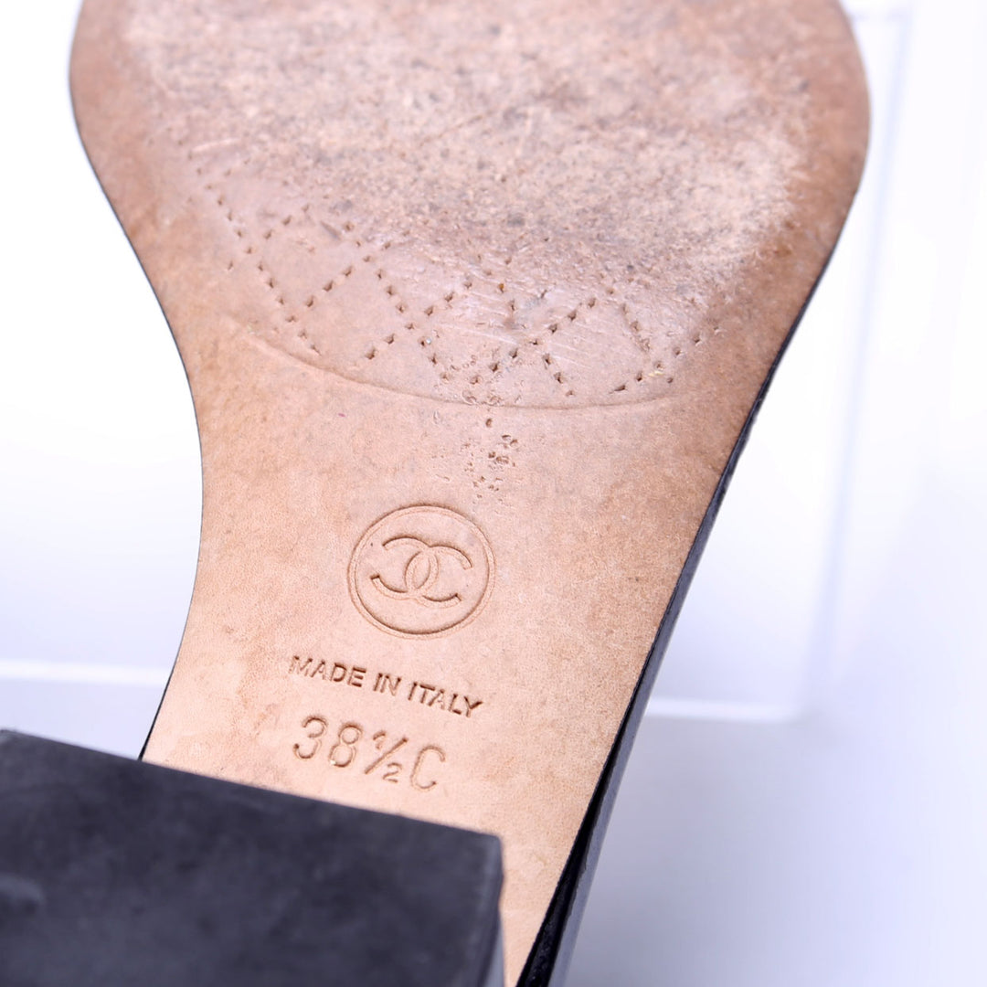 Medallion CC Thong Sandals Size 38 Black/Gold