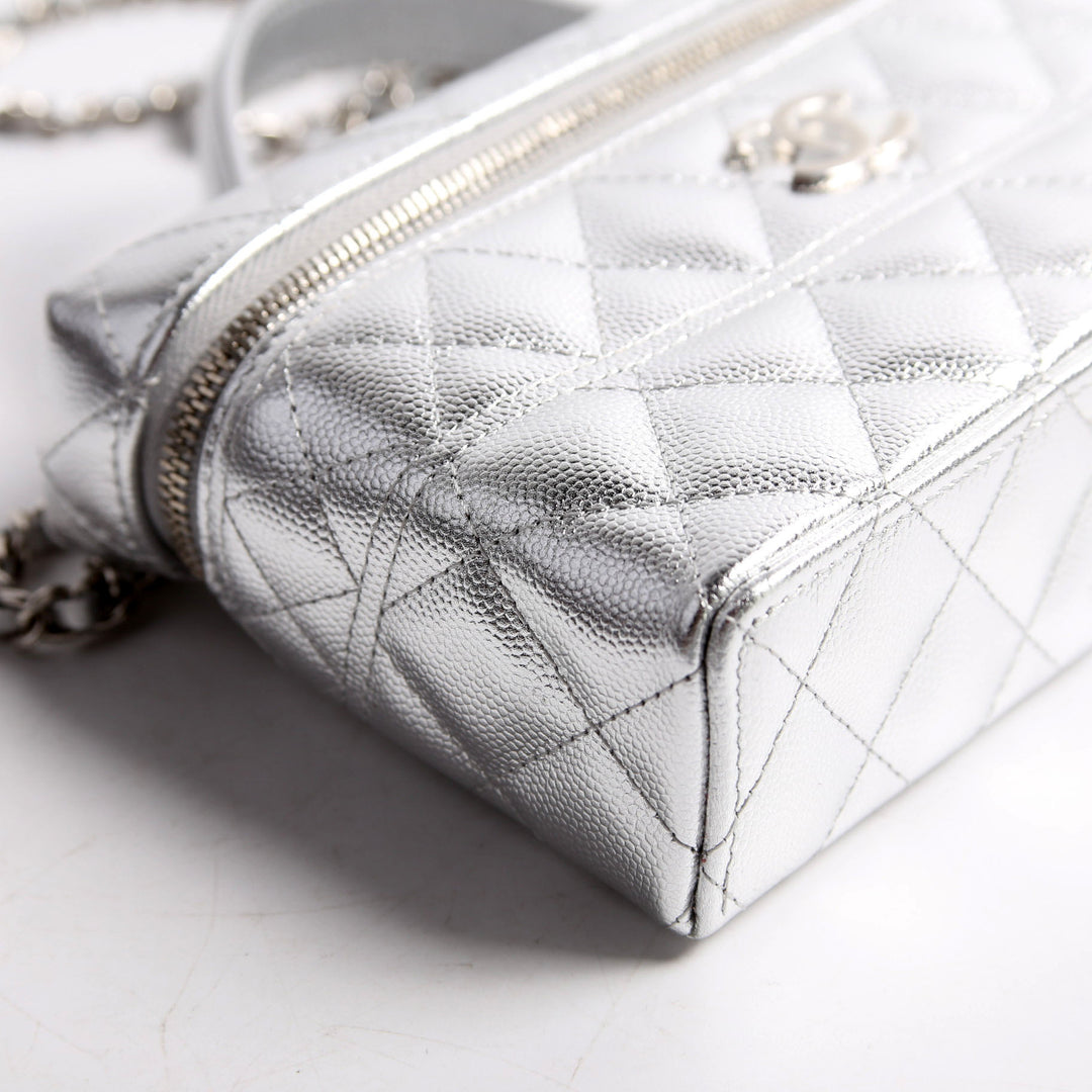 CHANELノベルティ　ケース　シルバー Slim Vanity Case With Chain Metallic Caviar RFID Silver
