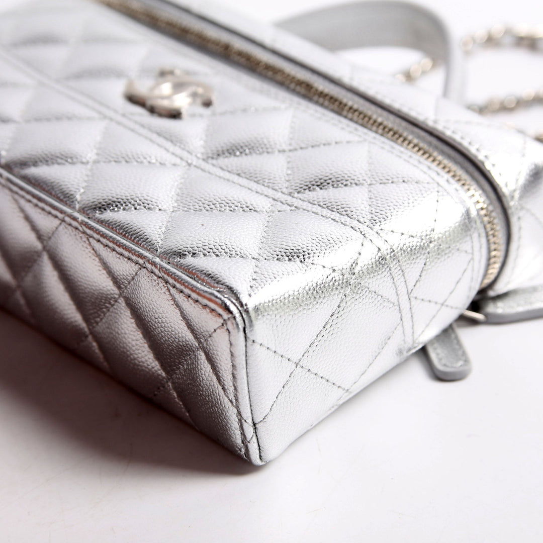 CHANEL ケース　シルバー金具 Slim Vanity Case With Chain Metallic Caviar RFID Silver
