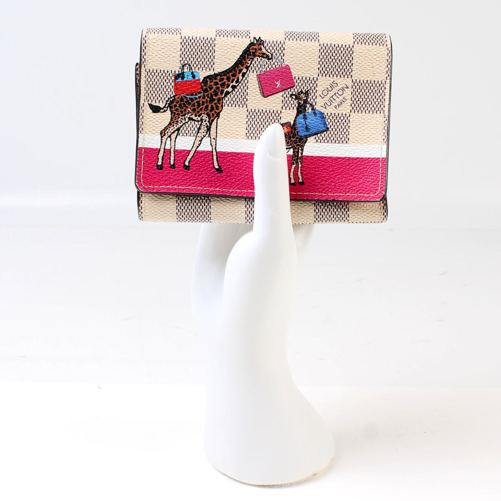 Victorine Illustre Giraffe Compact Wallet Damier Azur – Keeks