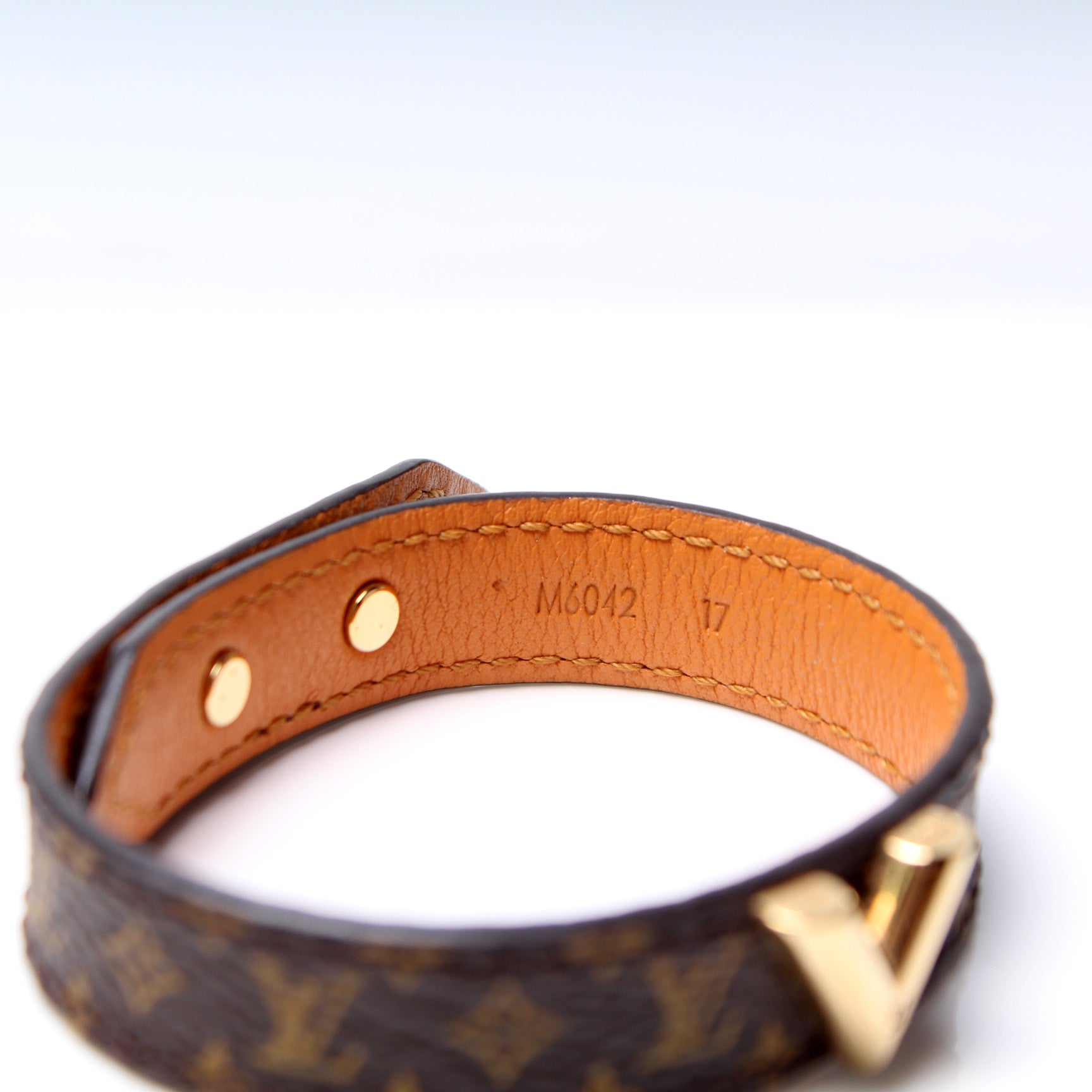 LOUIS VUITTON Monogram Essential V Bracelet 17 1190104