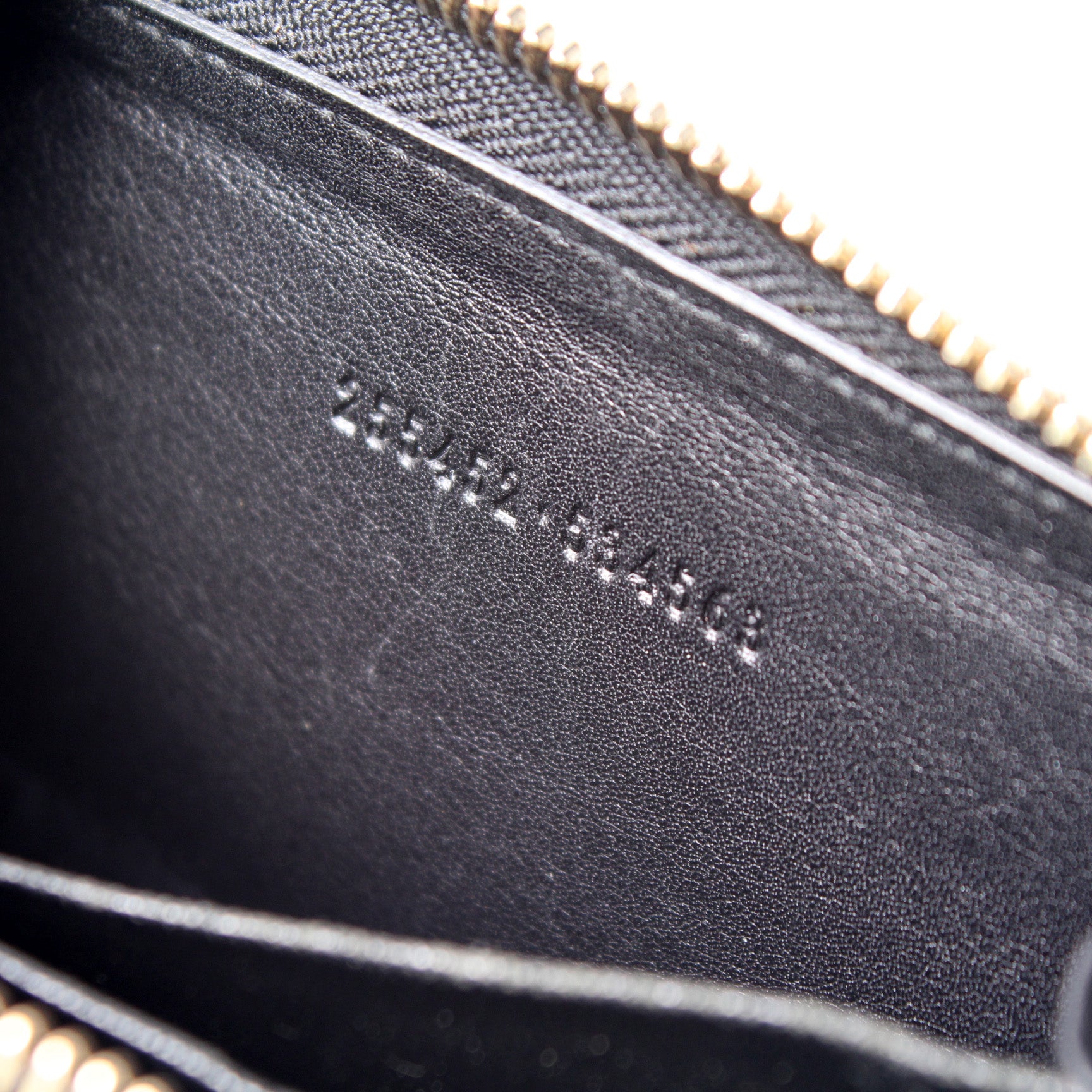 255452 Zip Around Card Case Guccissima