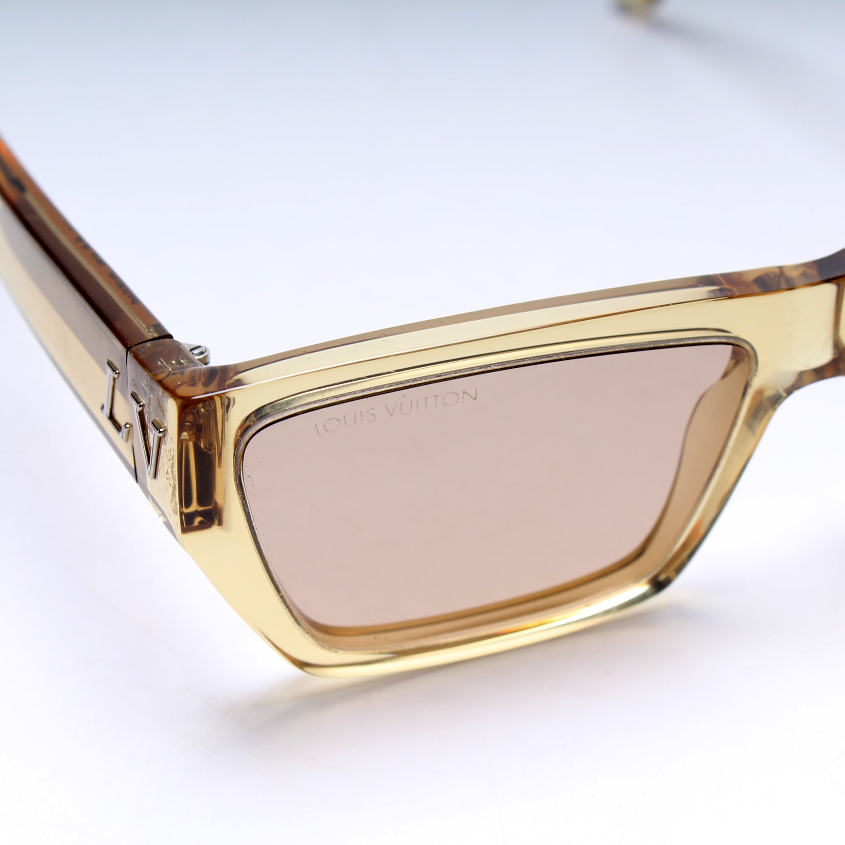 Z1342W Twister Sunglasses – Keeks Designer Handbags