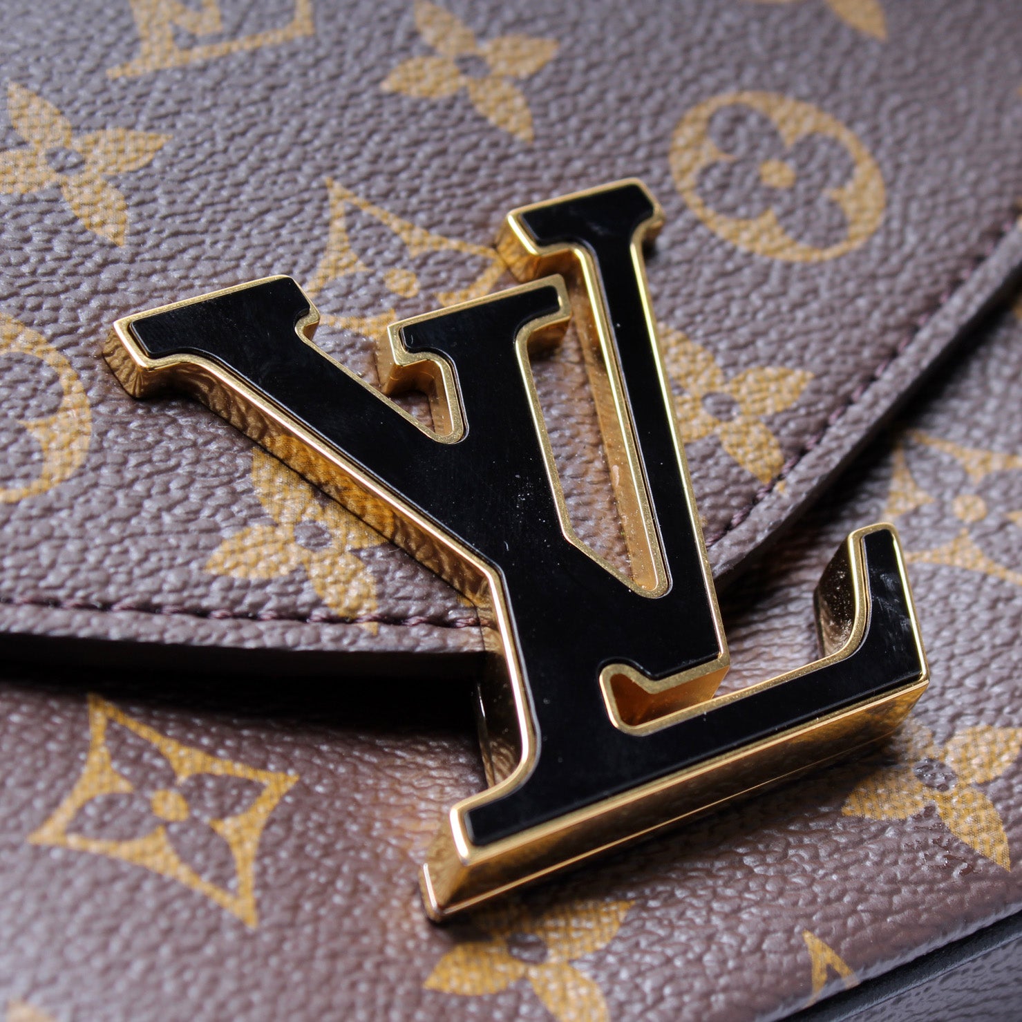 BNIB Louis Vuitton Passy Monogram Chain Bag Size: 24 x 17 x 12 cm